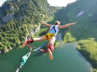 FB体育官网-欧冠淘汰赛焦点战启示录，马刺式关键战突围，掘金式坚韧的胜利哲学