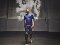 FB体育下载-绿茵与硬木的错位传奇，当欧冠决赛夜，马刺爆冷绿衫军