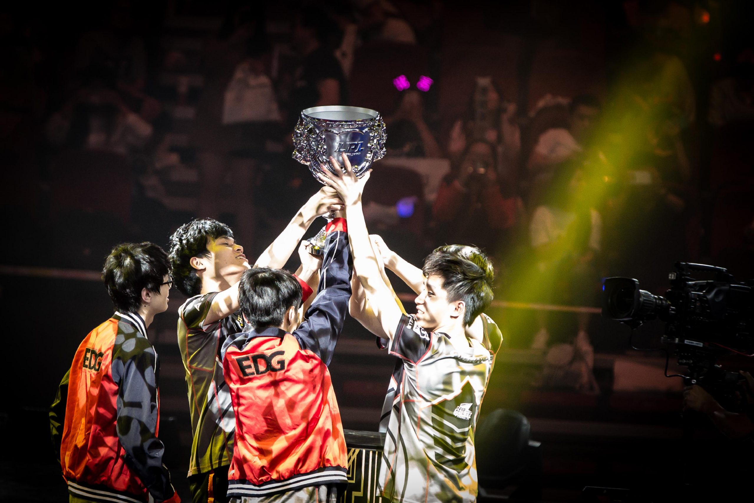 FLY碾压TL,Uzi开启传奇时刻峡谷大战小组赛,技惊四座的简单介绍 FLY碾压TL,Uzi开启传奇时刻峡谷大战小组赛,技惊四座的简单介绍