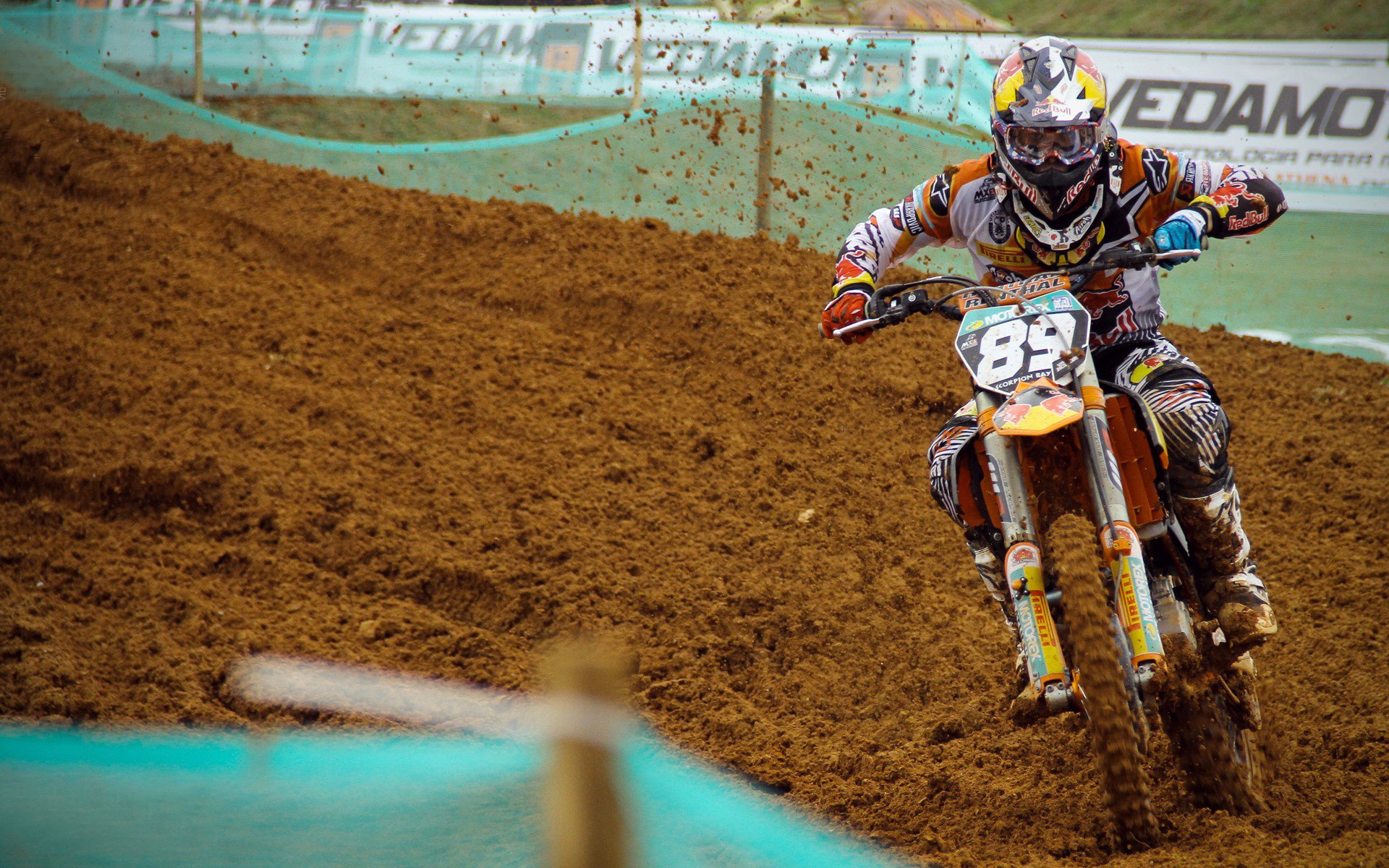 中场大师与北欧神话，德布劳内的稳定艺术与芬兰的团队胜利哲学