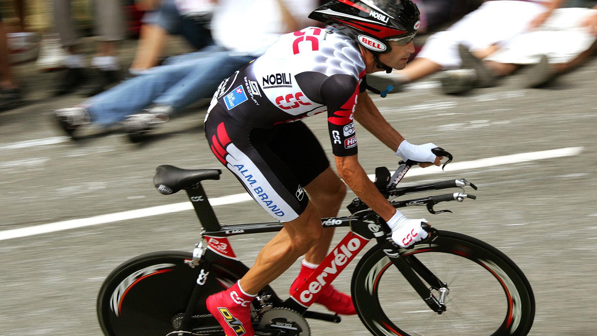 红牛车队逆转阿斯顿马丁，塞恩斯关键制胜